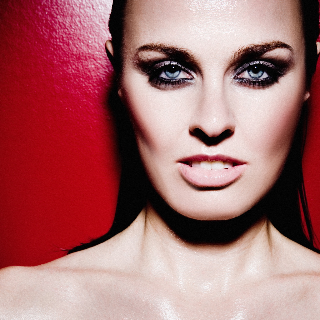 Красивая яркая девушка, теннисистка Мартина Хингис на красном фоне