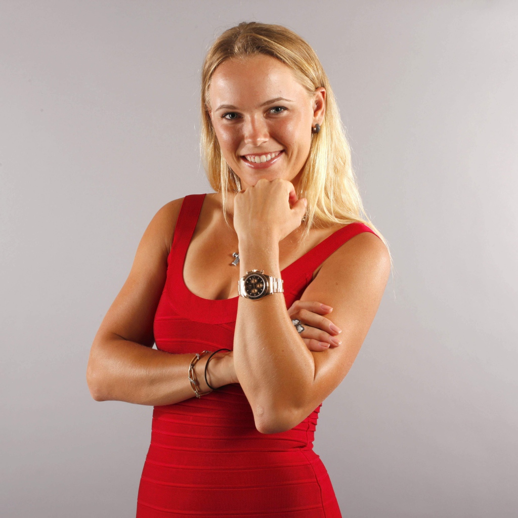 Красивая девушка в красном, датская теннисистка Каролина Возняцки