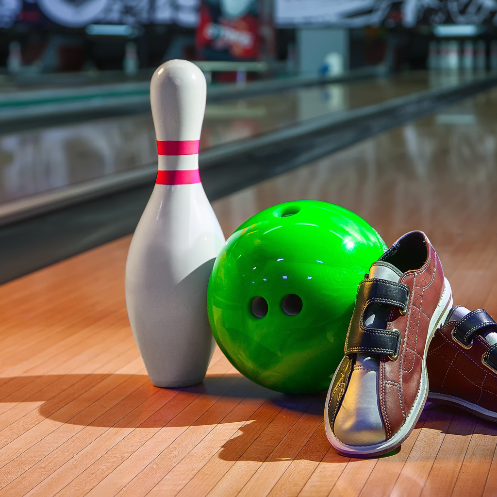 Обувь для боулинга, шар и кегля 
