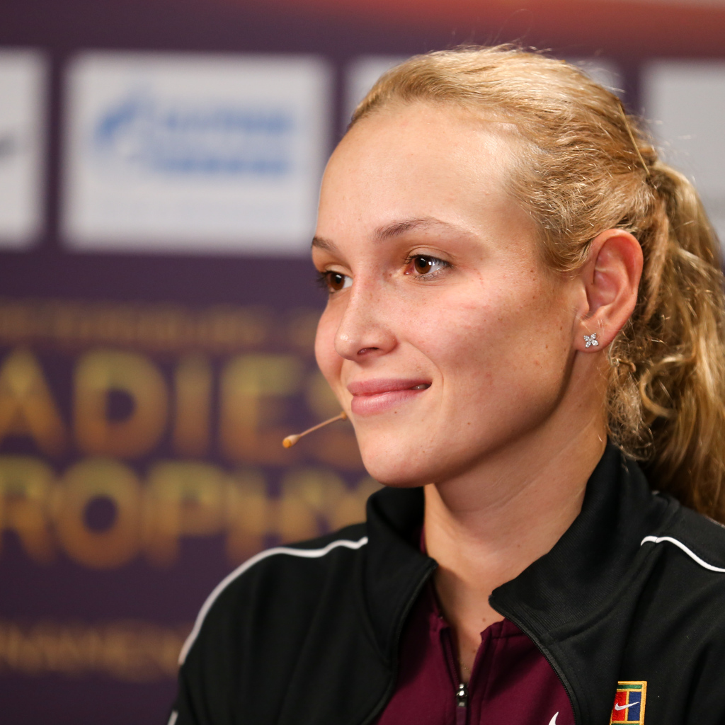 Хорватская теннисистка Донна Векич с микрофоном