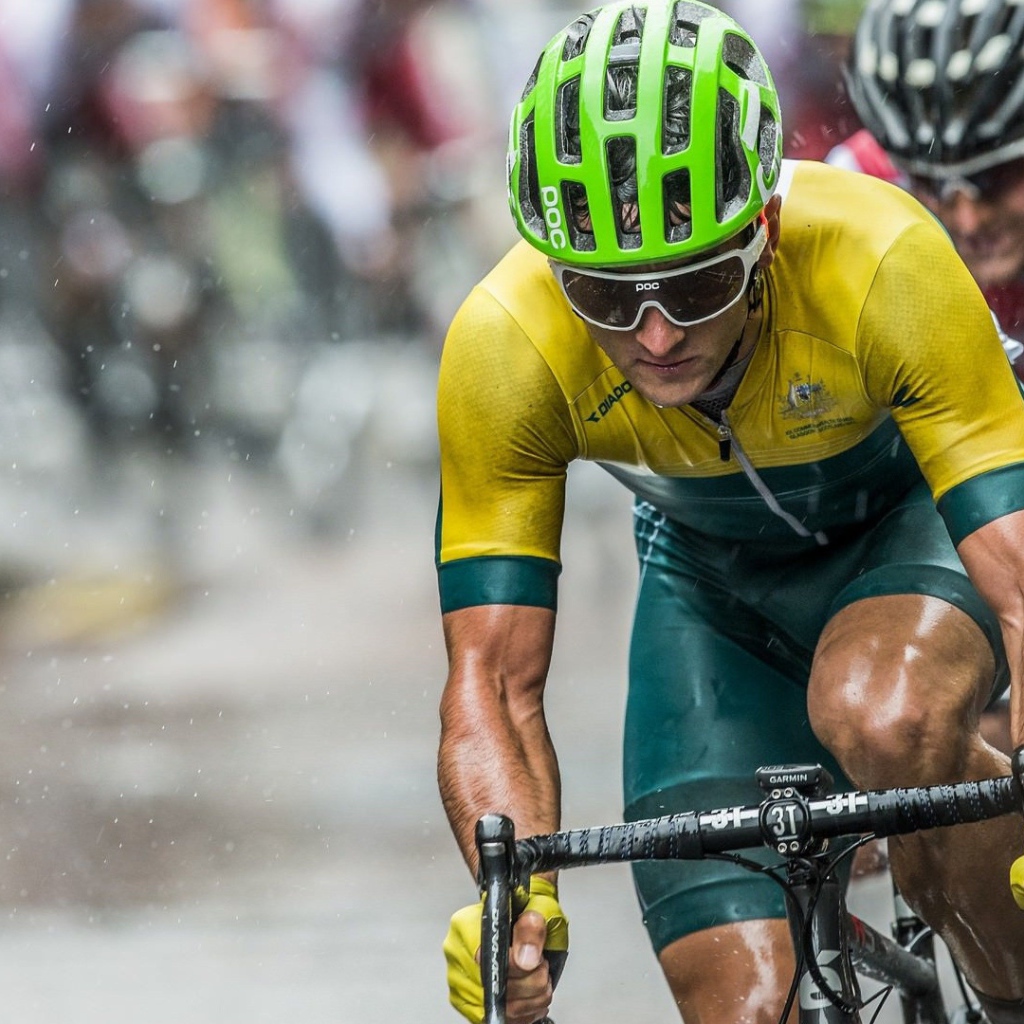 Велосипедисты на гонках под дождем