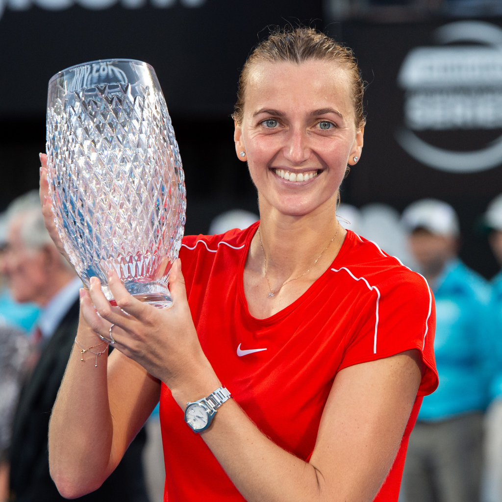 Чешская теннисистка Петра Квитова с кубком на корте