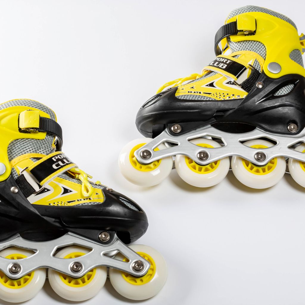 Роликовые коньки на сером фоне