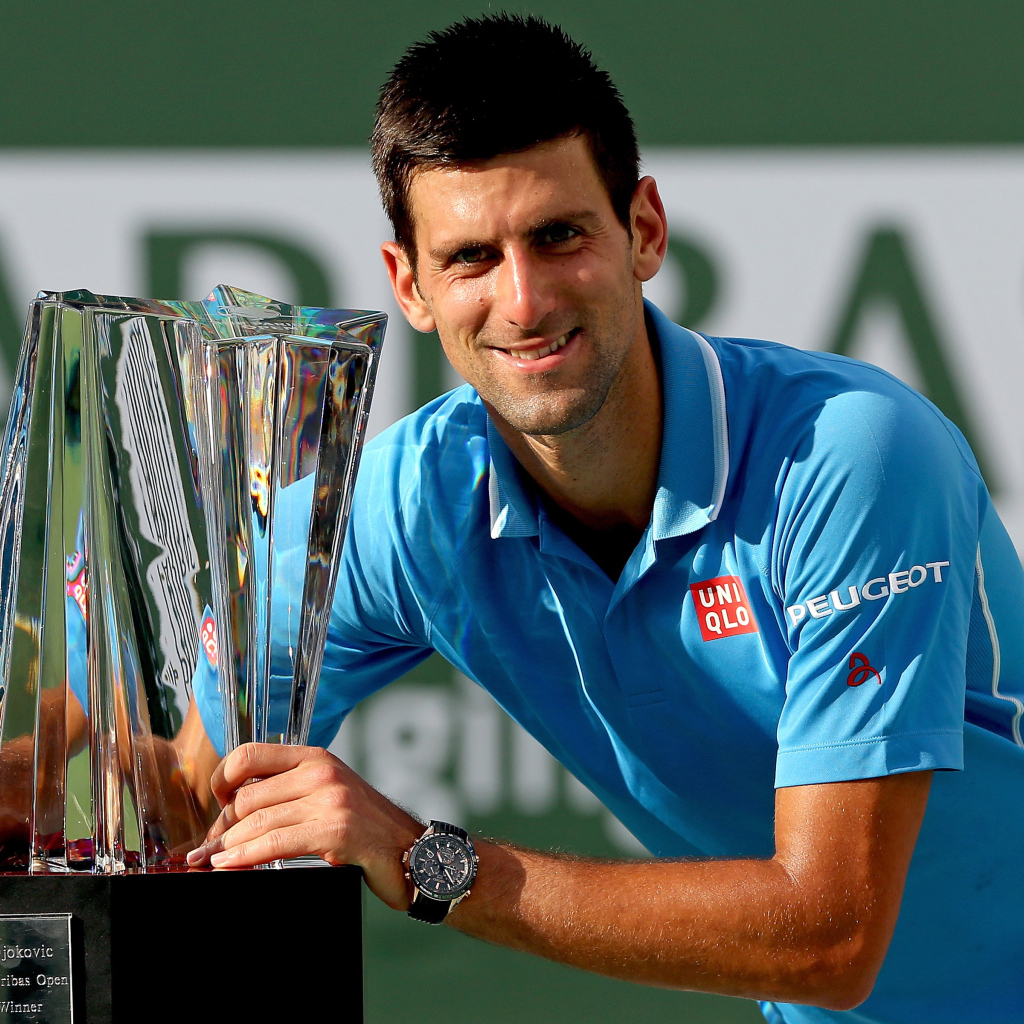 Сербский теннисист Новак Джокович с наградой