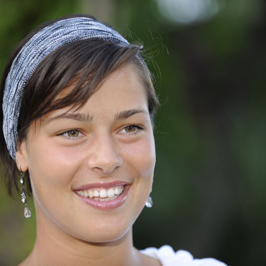 Улыбающаяся девушка, сербская теннисистка Ана Иванович