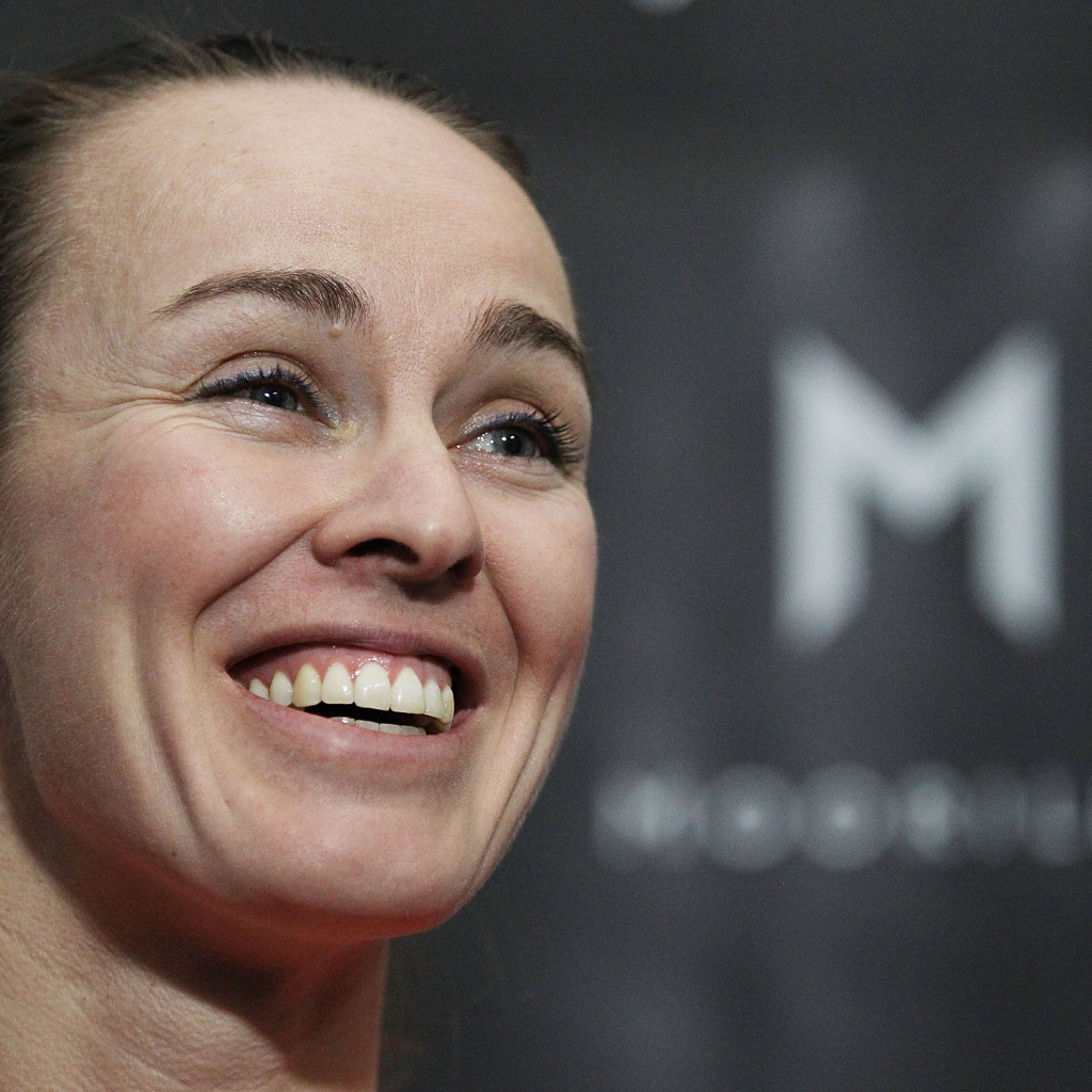 Улыбающаяся девушка, теннисистка Мартина Хингис