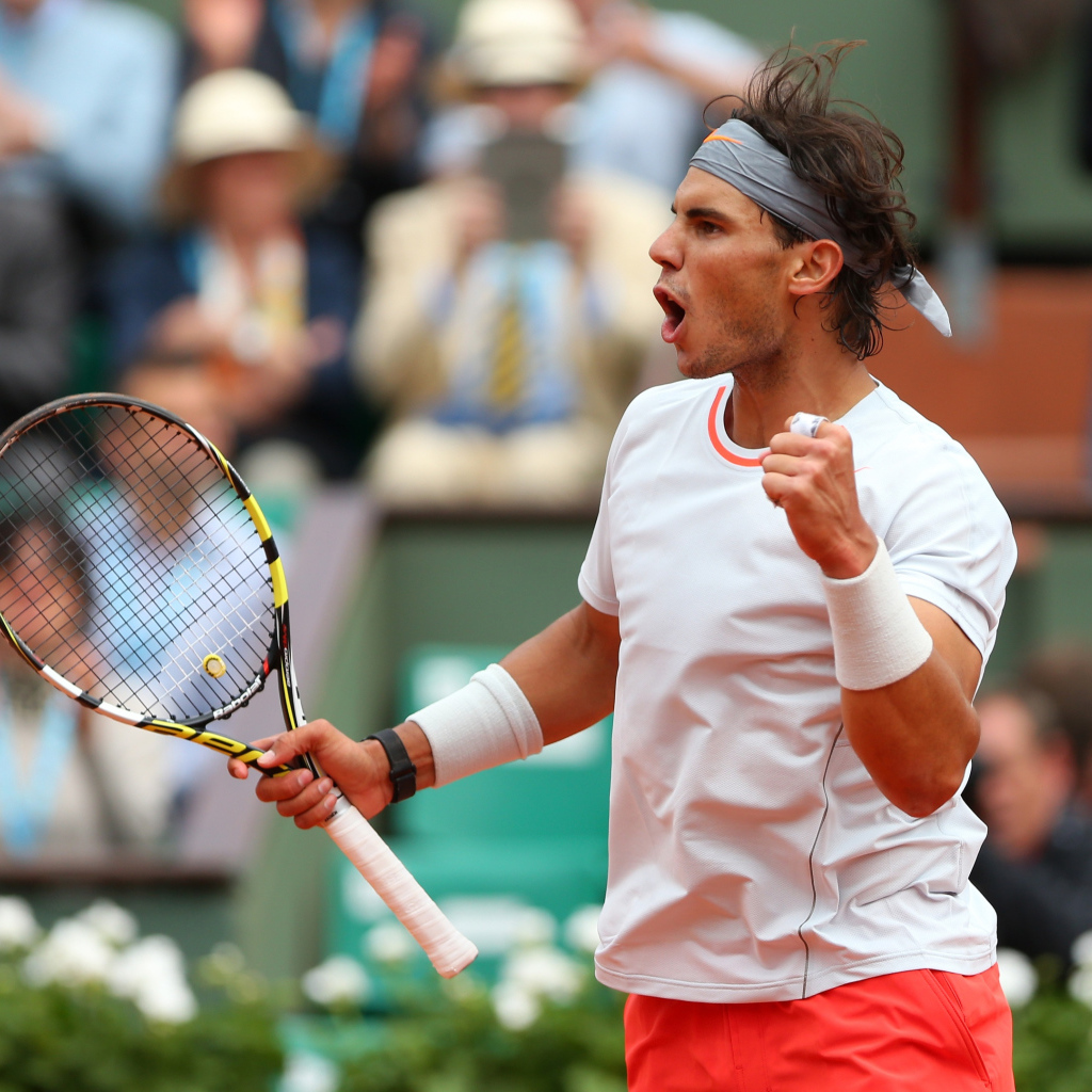 Испанский теннисист Рафаэль Надаль с ракеткой на корте