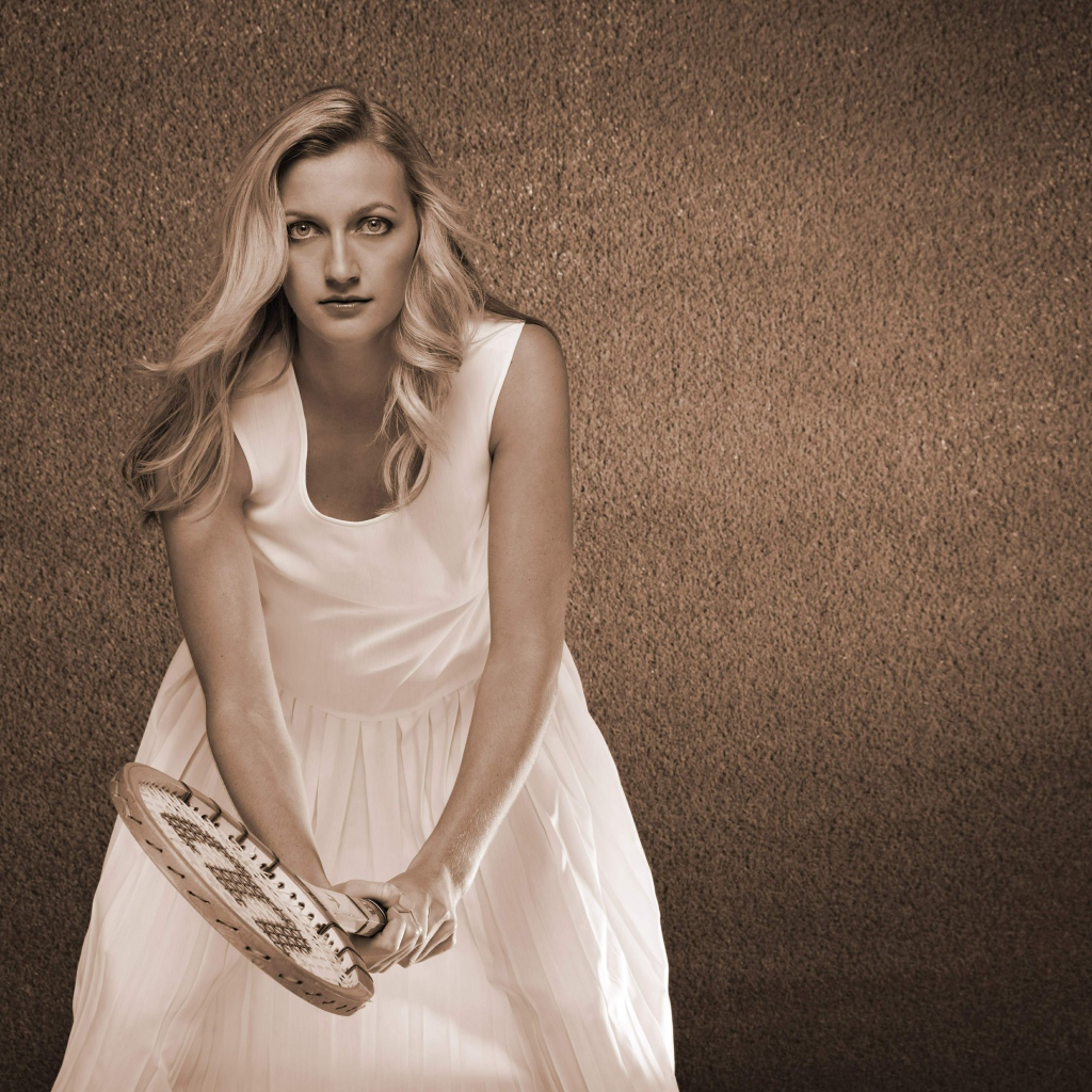 Теннисистка Петра Квитова в белом платье с ракеткой