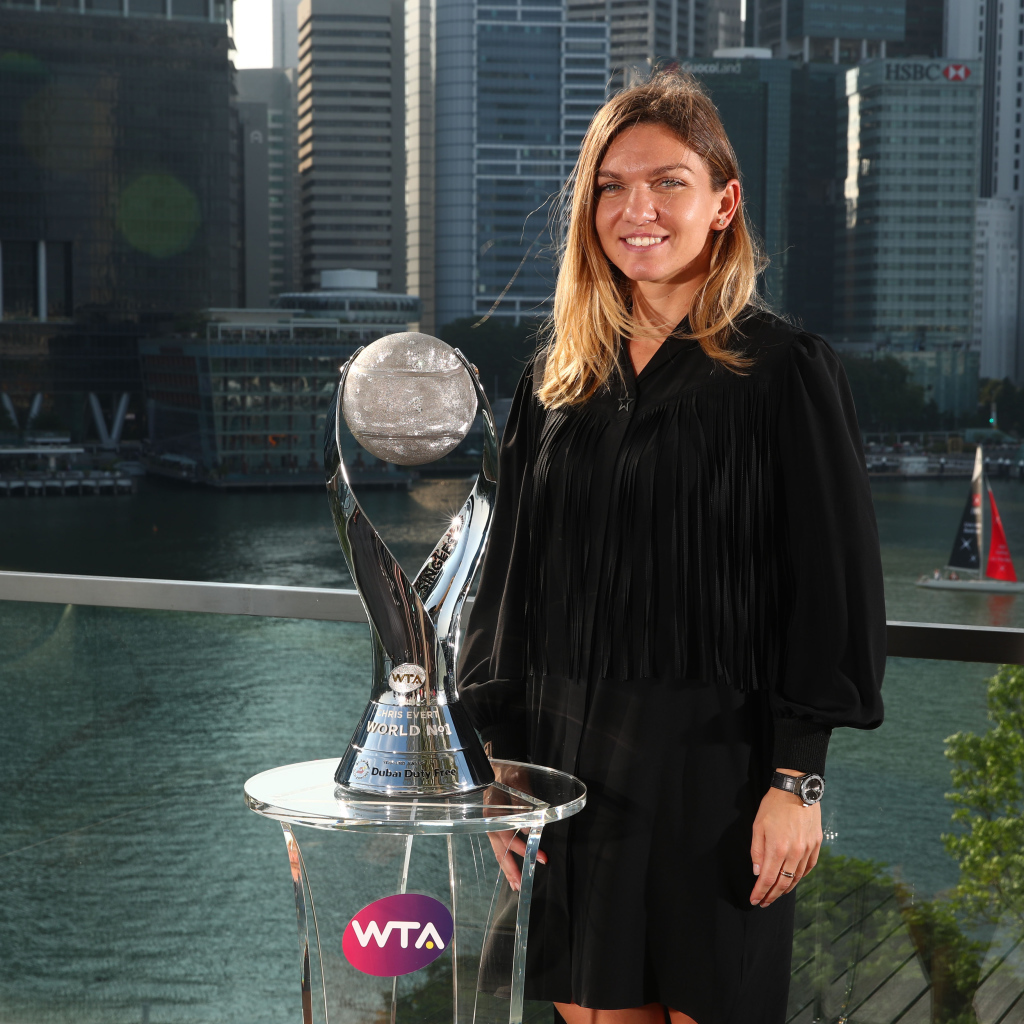 Теннисистка Симона Халеп с наградой