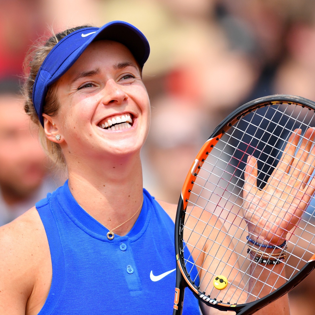 Украинская теннисистка Элина Свитолина улыбается на корте