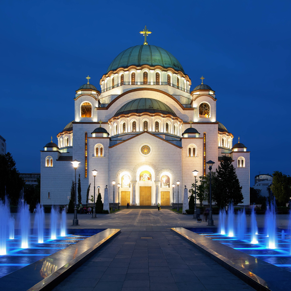 Фонтаны у храма Святого Саввы вечером, Белград. Сербия