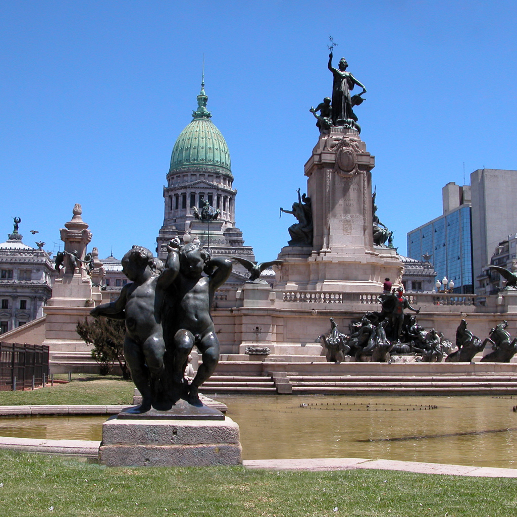 Памятники у дворца Национального конгресса в городе Буэнос-Айрес, Аргентина