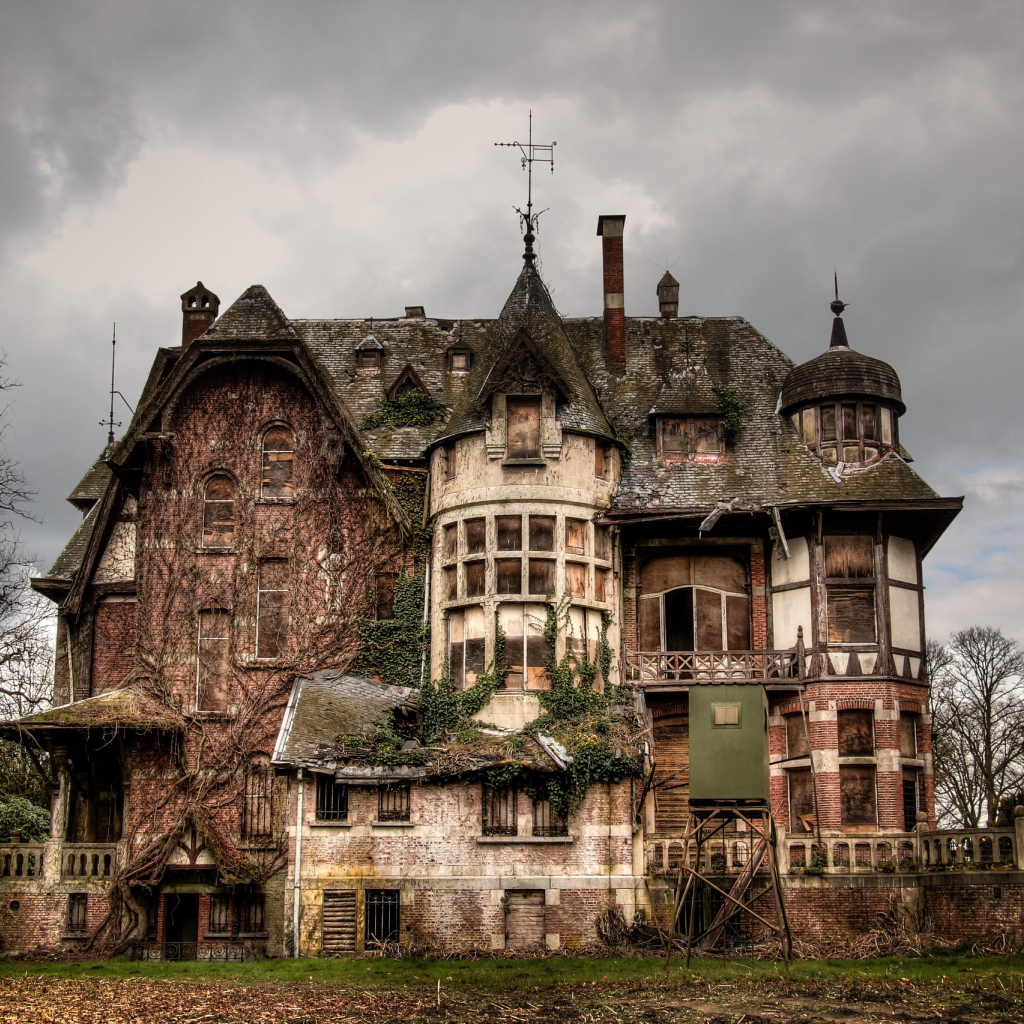 Старый заброшенный дом на фоне грозового неба