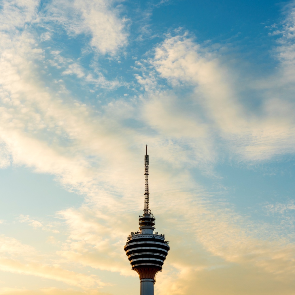 Телебашня Менара Куала-Лумпур на фоне неба, Малайзия