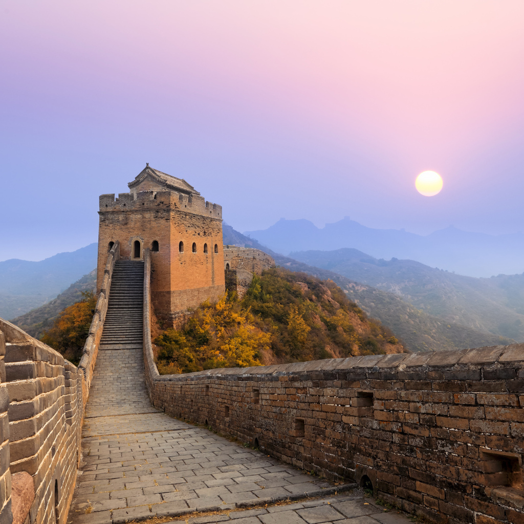 Великая Китайская стена на фоне луны в небе