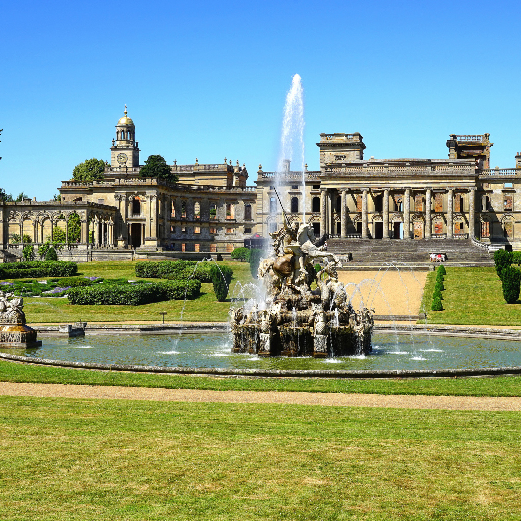 Фонтан возле особняка Витли Корт энд Гарденс, Англия