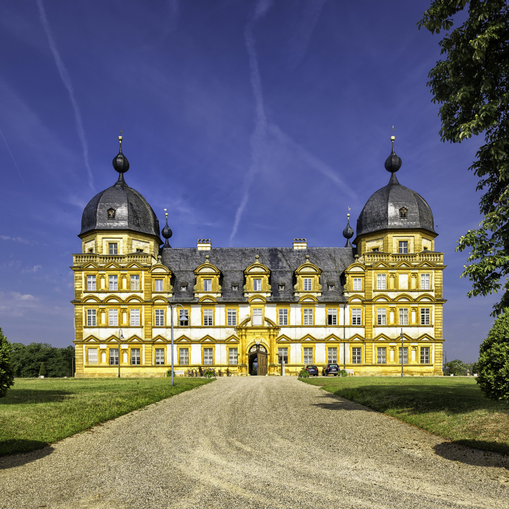 Замок Schloss Seehof под красивым голубым небом, Германия