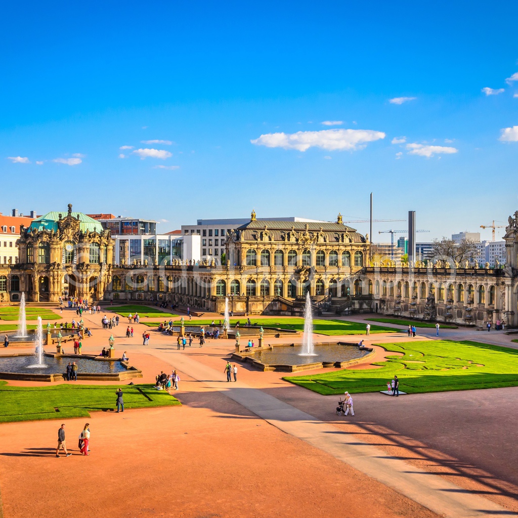 Вид на дворцово парковый комплекс Цвингер под голубым небом, Дрезден. Германия