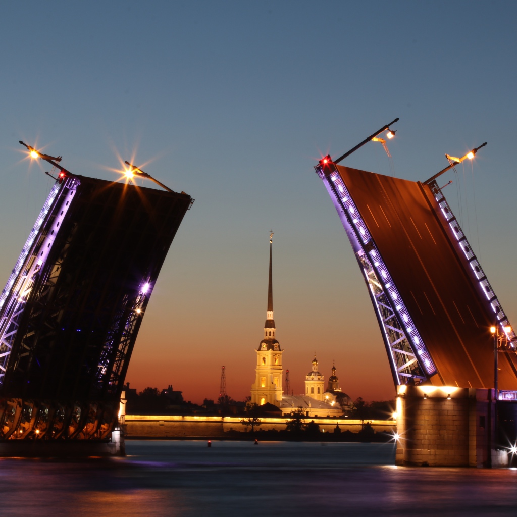 Мосты разводят вечером над Невой, Санкт-Петербург Россия