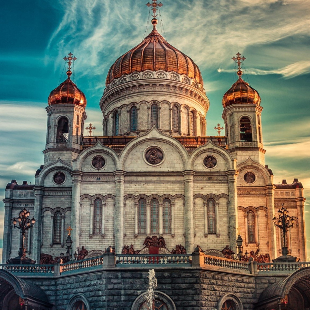 Храм Христа Спасителя под красивым небом, Москва. Россия