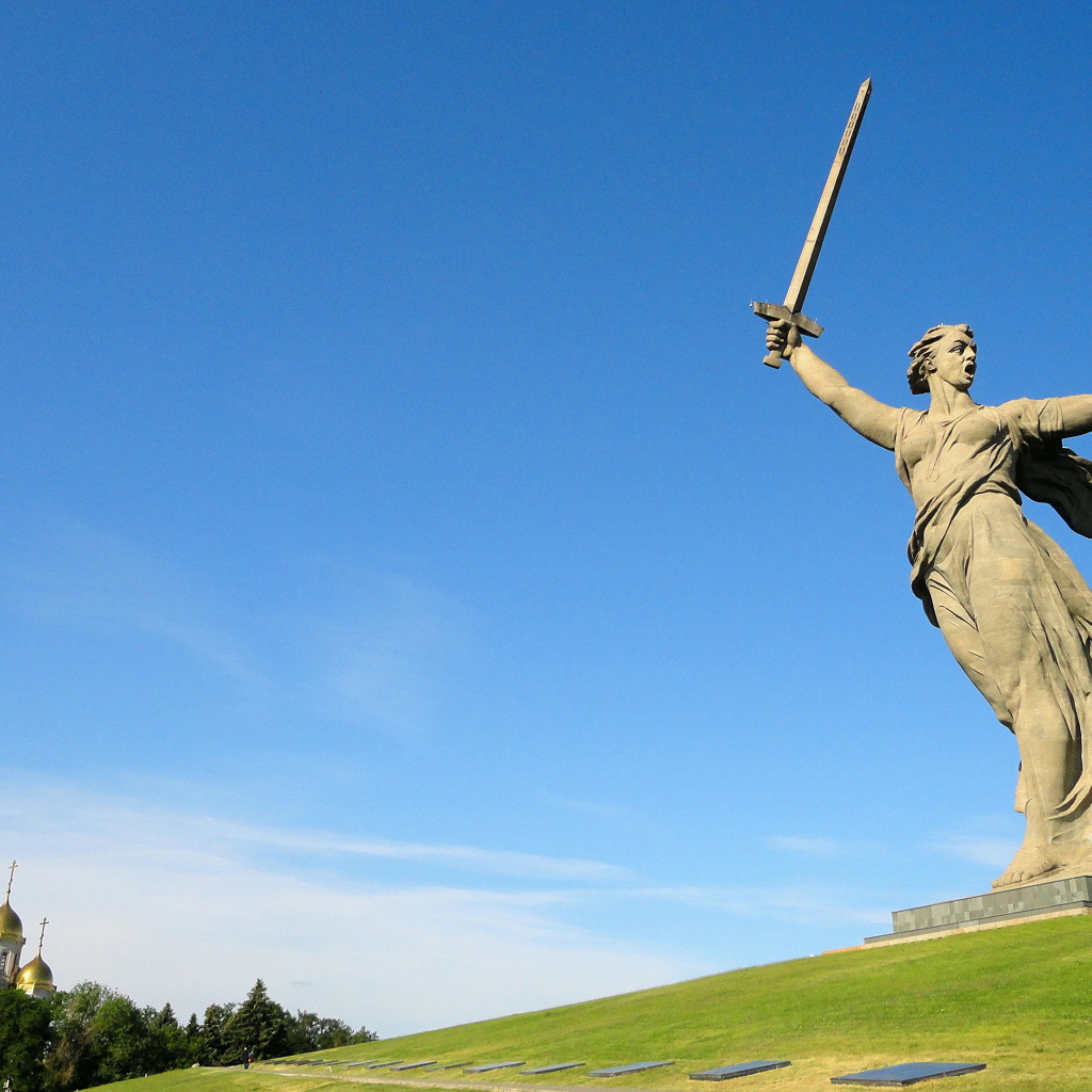 Памятник Родина мать под голубым небом, Мамаев курган, Волгоград. Россия