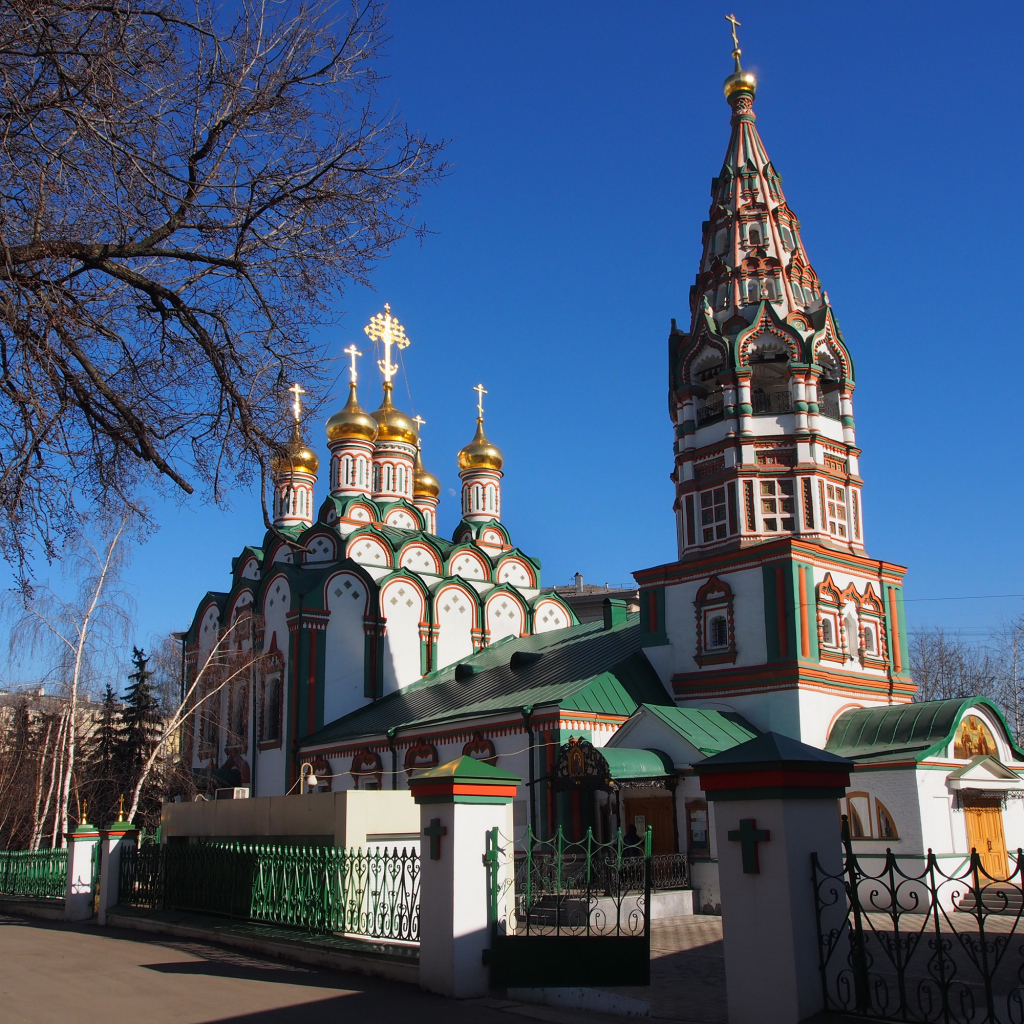 Старинная церковь Николая Чудотворца под голубым небом в Хамовниках, Москва. Россия