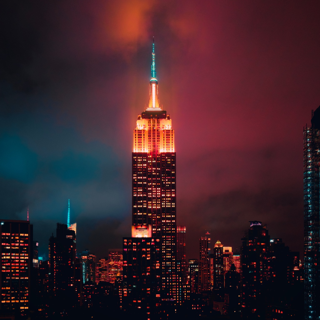 Небоскреб Эмпайр-стейт-билдинг ночью, Манхеттен. США