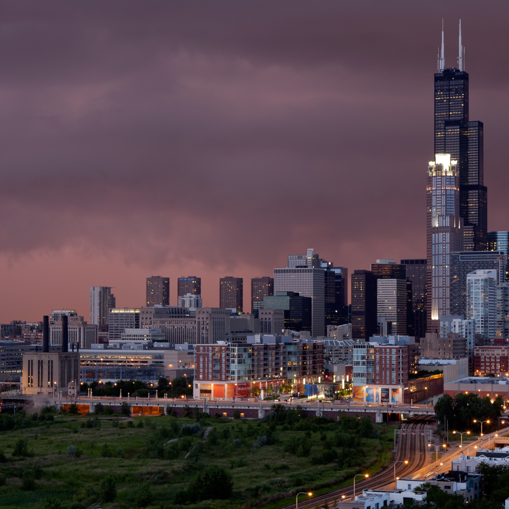 Вид на ночной Чикаго под пасмурным небом, США