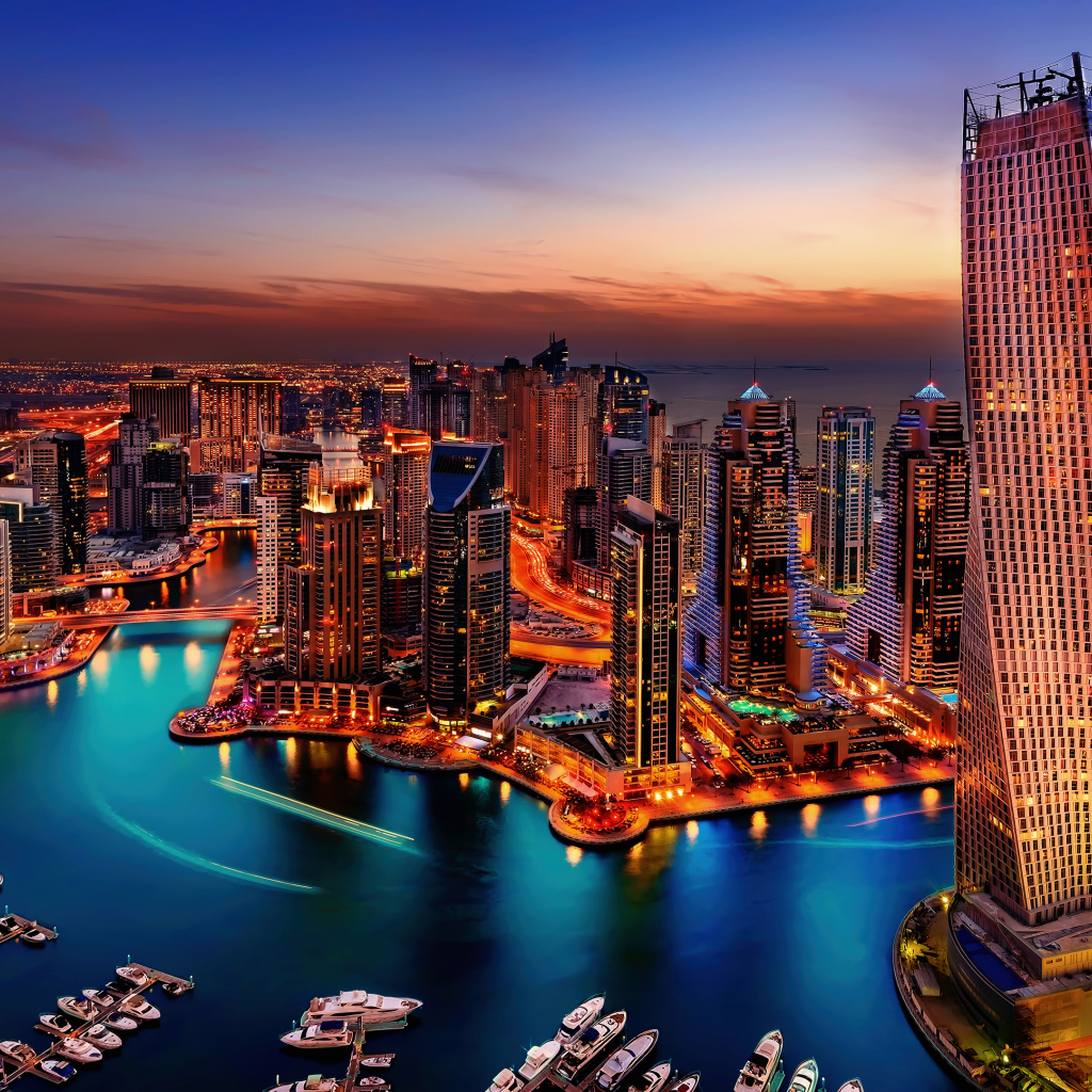 Красивый ночной вид на Дубай. ОАЭ