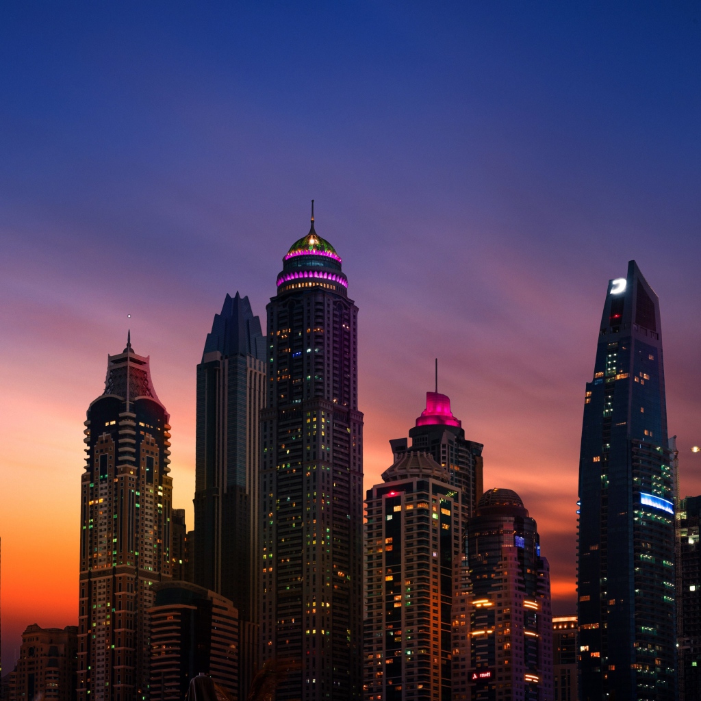 Высокие небоскребы под пасмурным небом, Дубае 