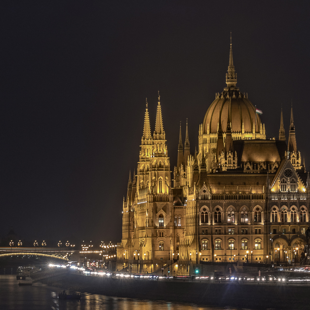 Дворец парламента у вода ночью, Будапешт. Венгрия