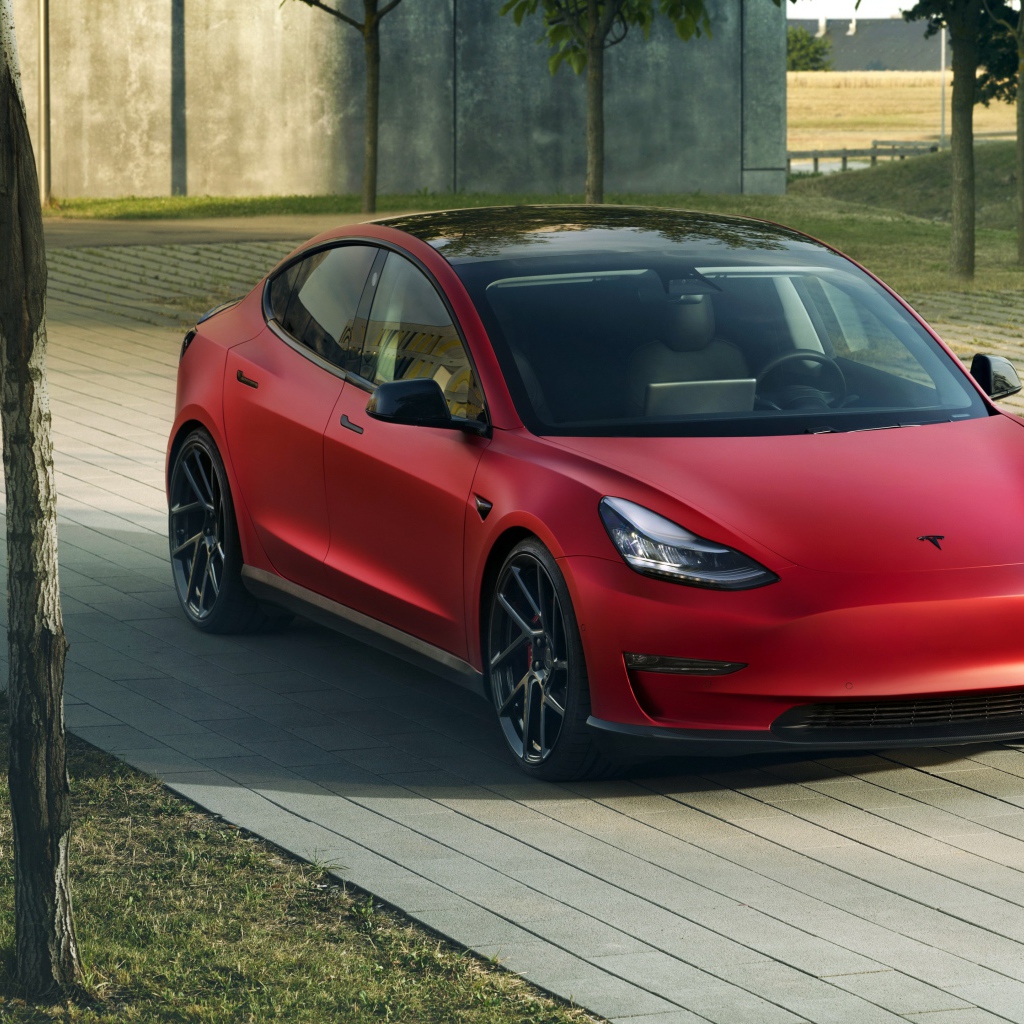 Красный автомобиль Novitec Tesla Model 3 2019 года 