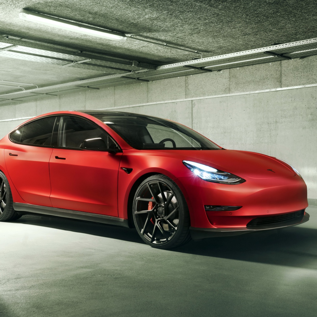 Красный автомобиль Tesla Model 3 2019 года 