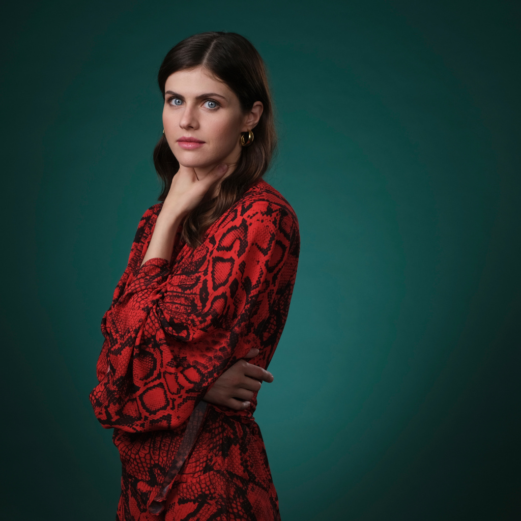 Актриса Александра Даддарио в красном платье