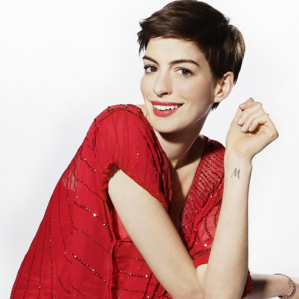 Актриса Энн Хэтэуэй в красном наряде с короткой стрижкой