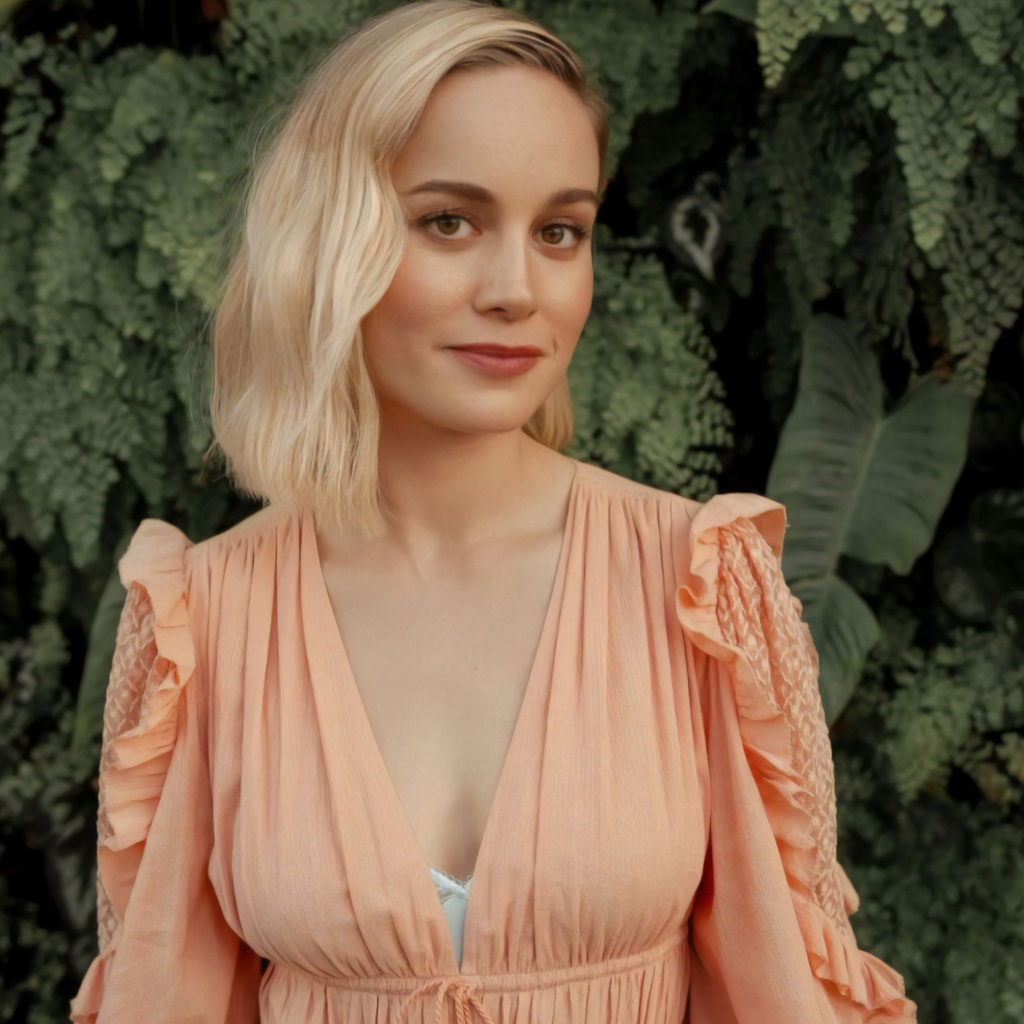 Актриса Бри Ларсон в  красивом розовом платье