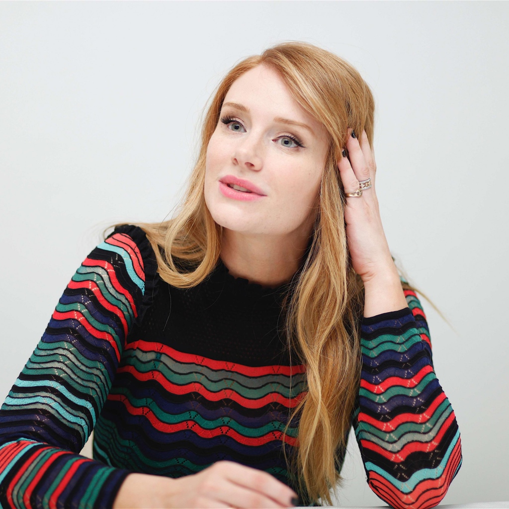 Актриса Брайс Даллас Ховард на сером фоне