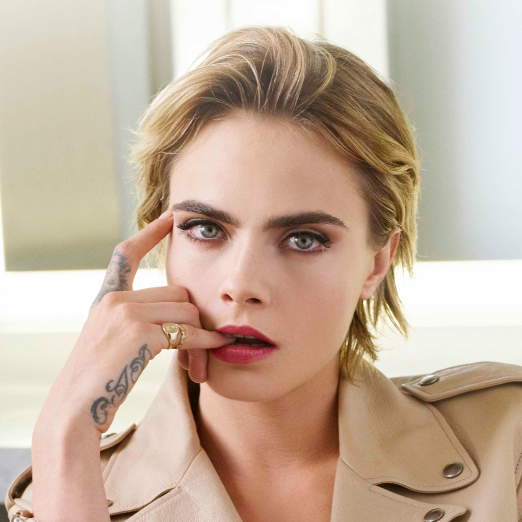 Актриса Кара Делевинь с пальцем во рту