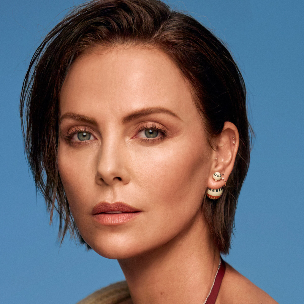 Актриса Шарлиз Терон на голубом фоне