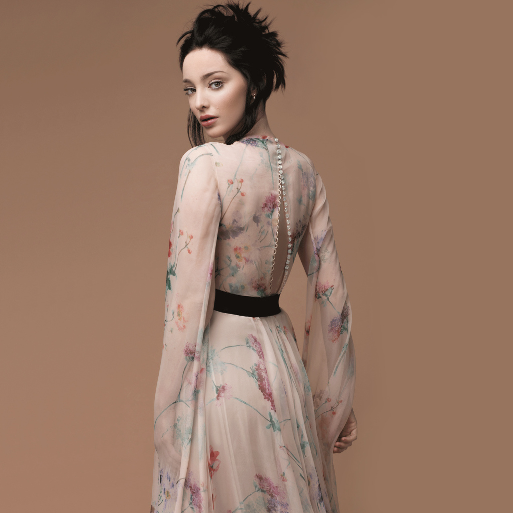 Актриса Эмма Дюмон в красивом платье на коричневом фоне