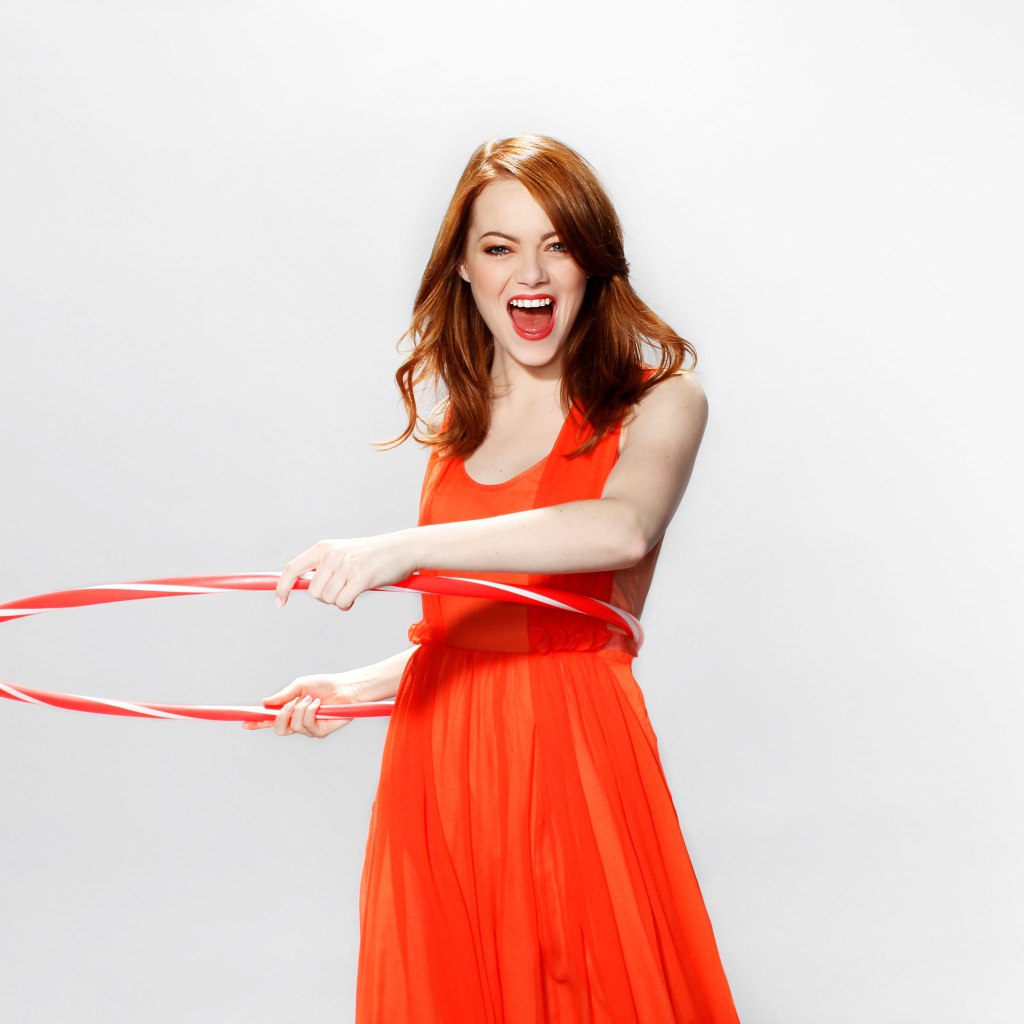 Актриса Эмма Стоун крутит обруч на талии