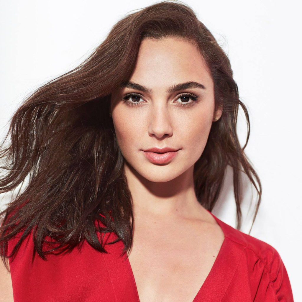 Актриса Галь Гадот в красном на белом фоне