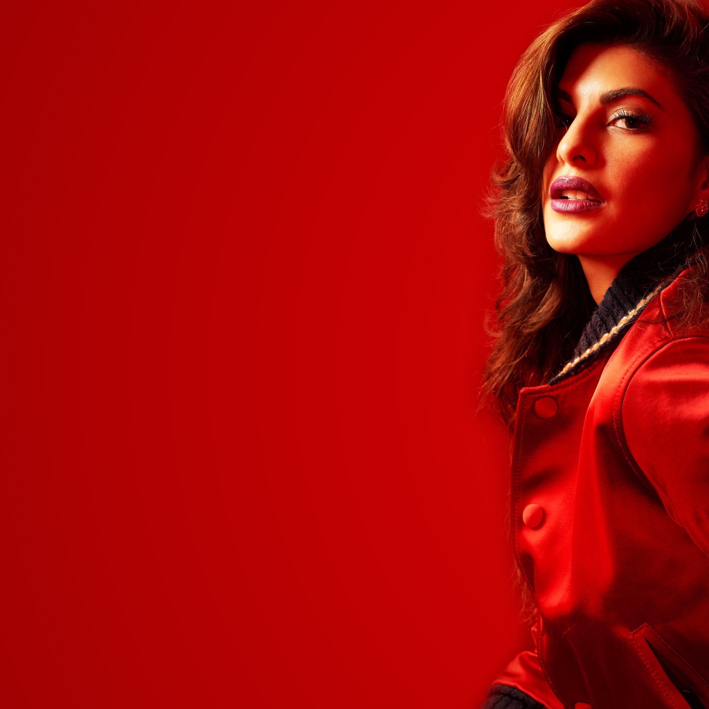 Актриса Жаклин Фернандес на красном фоне
