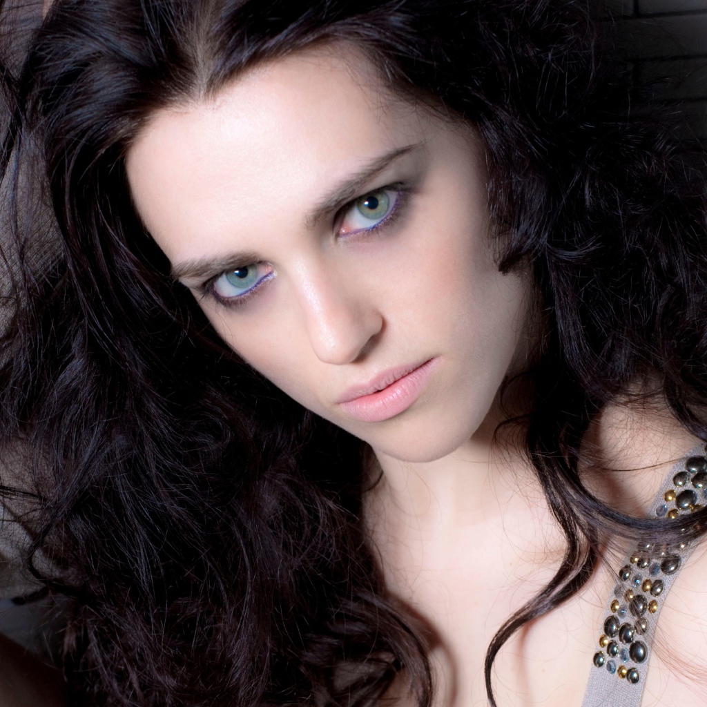 Актриса Кэти Макграт у стены крупным планом