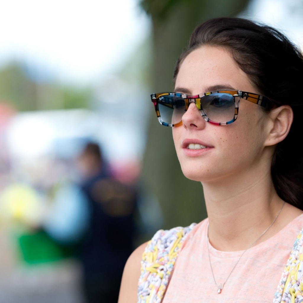 Актриса Кая Скоделарио в солнечных очках