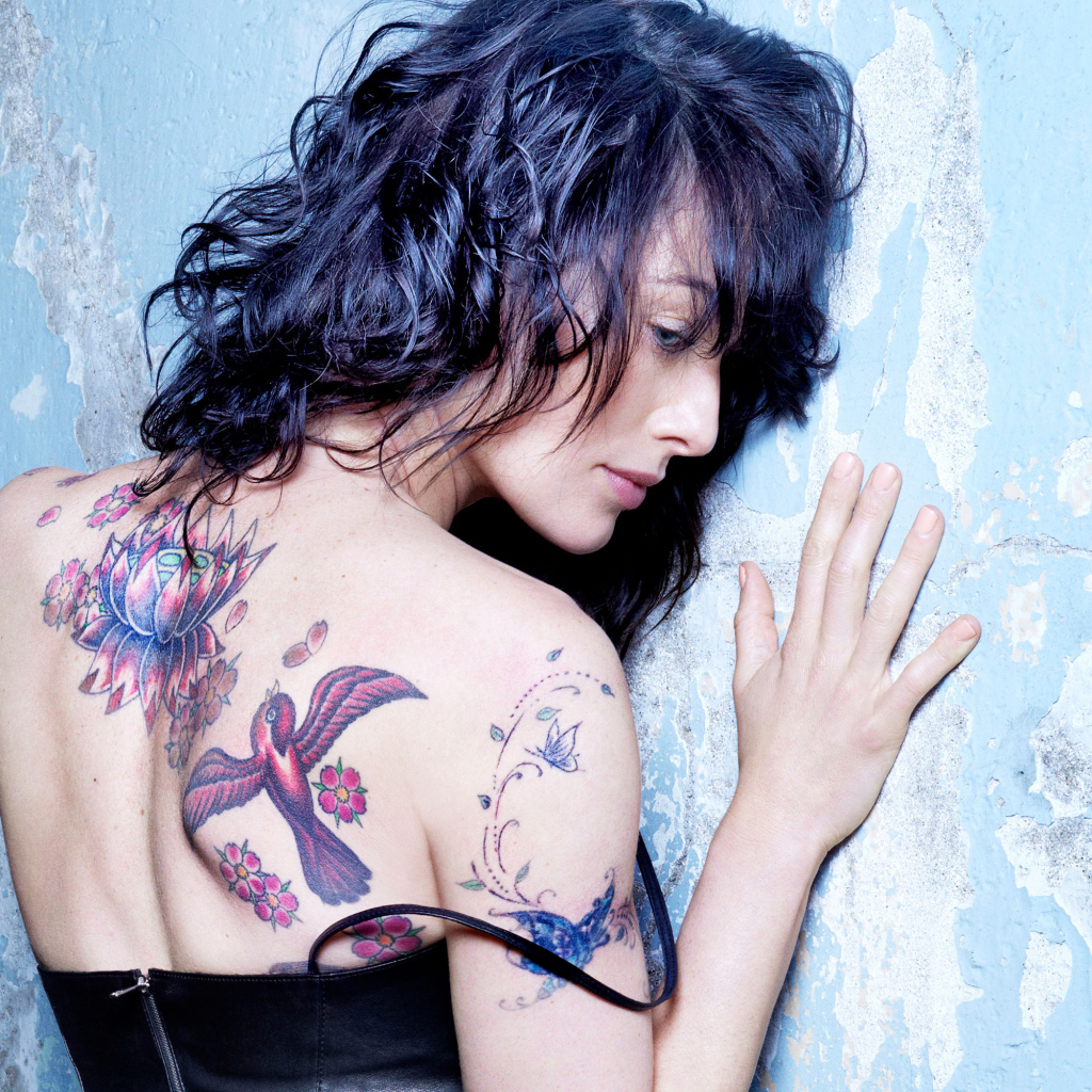 Актриса Лена Хиди с татуировками на теле у стены
