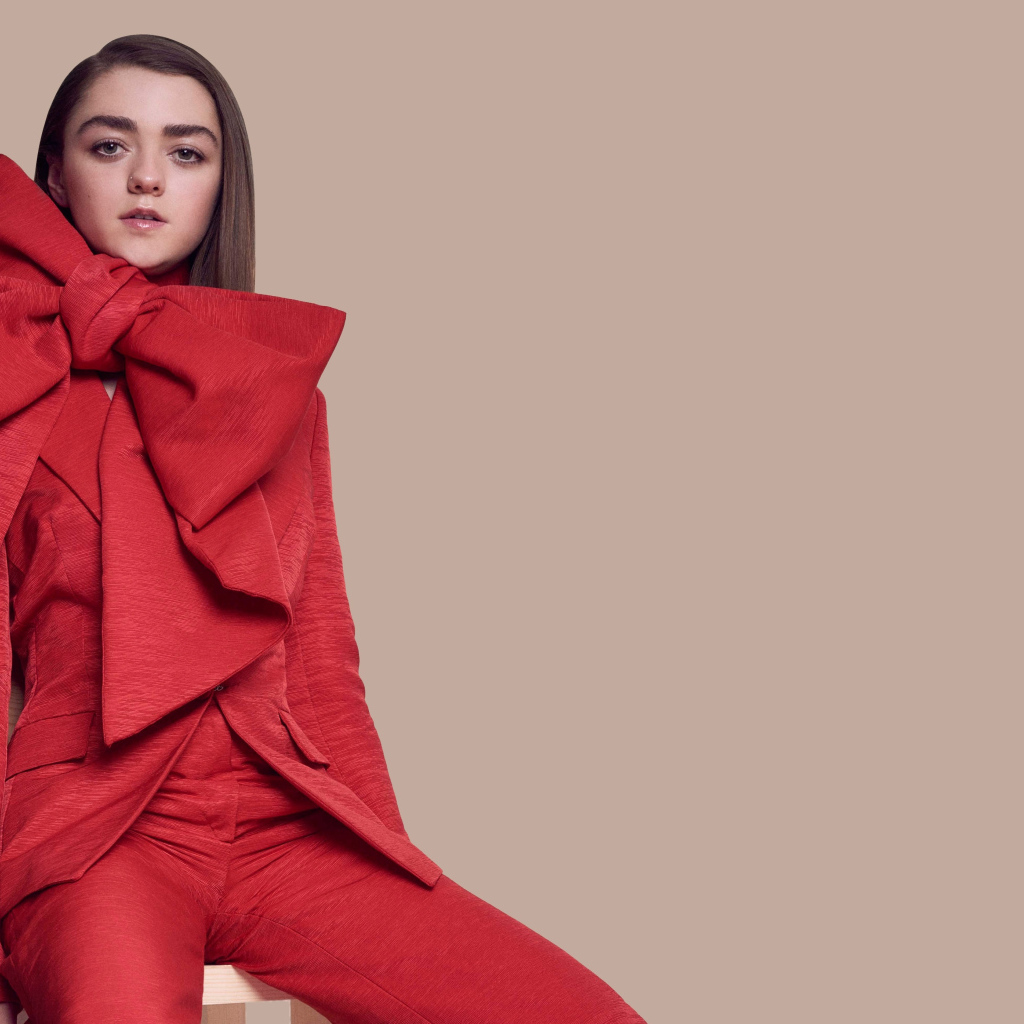 Актриса Мэйси Уильямс в красном костюме с большим бантом 