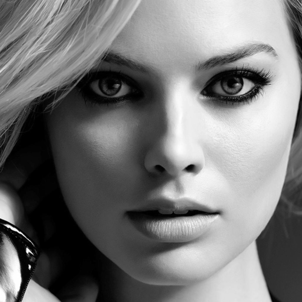 Актриса Марго Робби лицо крупным планом черно белое фото