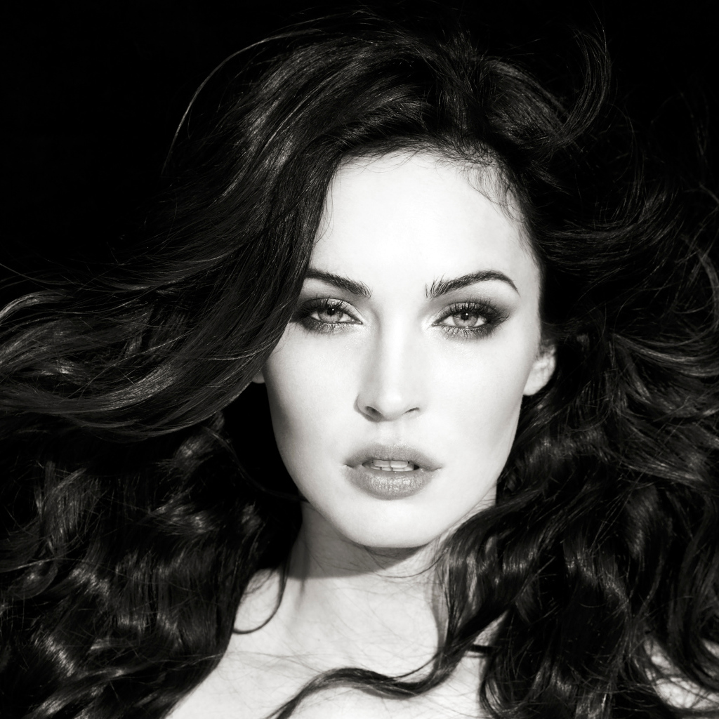 Актриса Меган Фокс черно белое фото крупным планом
