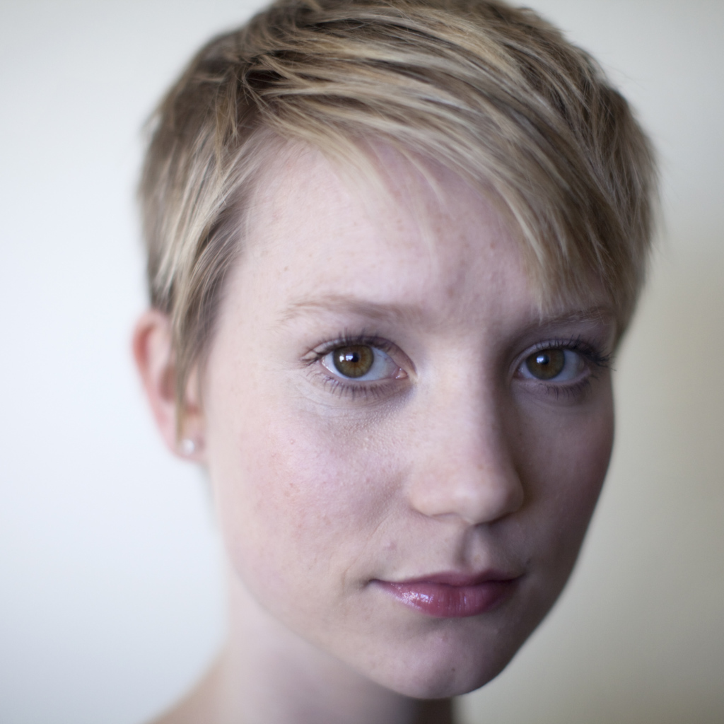 Актриса Миа Васиковска с короткой стрижкой